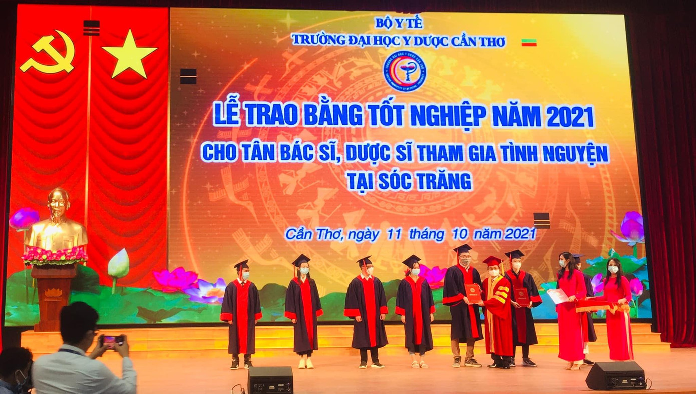 Các tân Bác sĩ, Dược sĩ của trường ĐH Y Dược Cần Thơ nhận bằng tốt nghiệp.