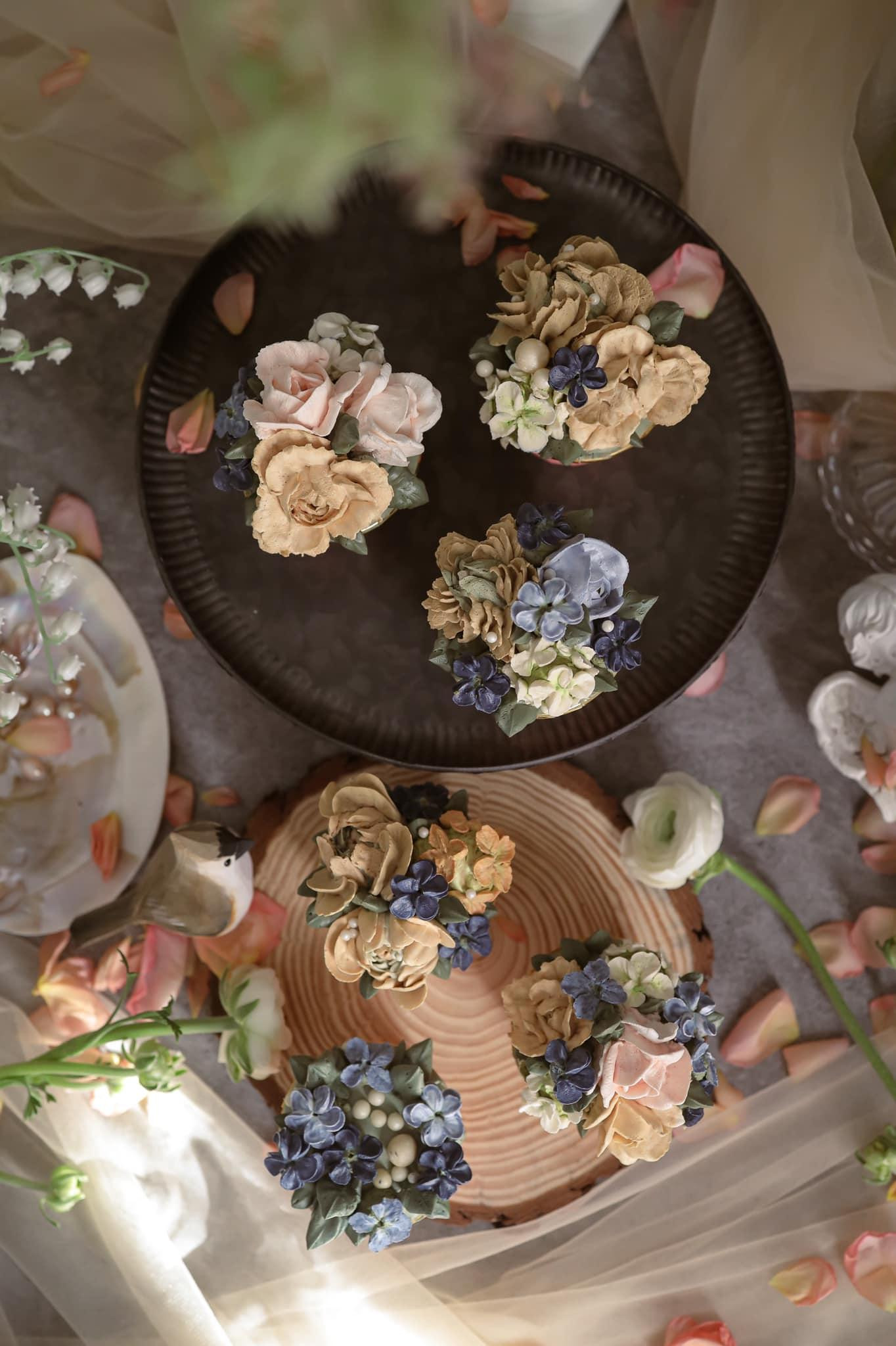 Theo Hoàng Anh, thiết kế trang trí bánh kem là môn đầy tính sáng tạo và đòi hỏi thẩm mỹ, không thể lặp lại hay làm theo khuôn thước.