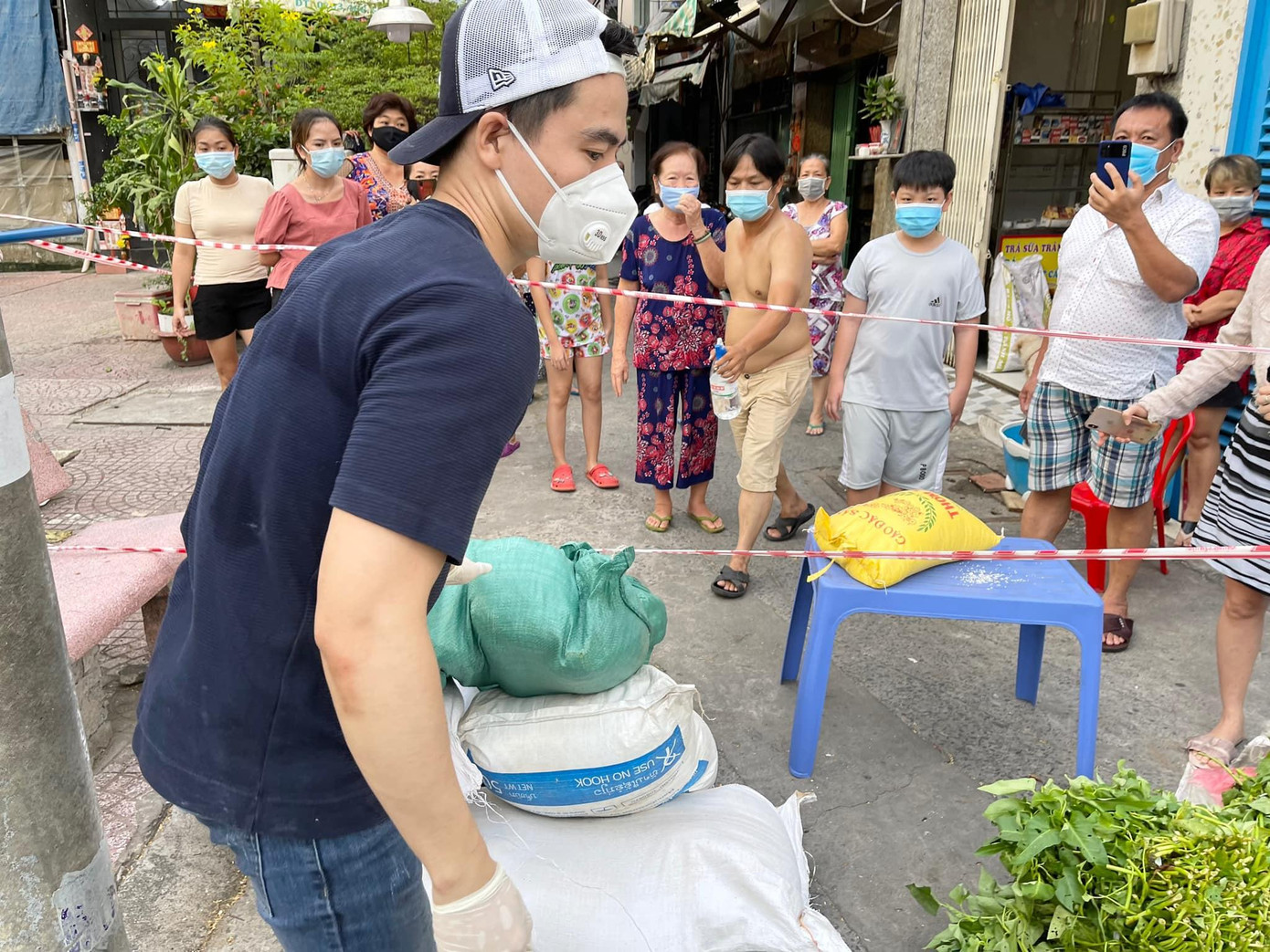 Võ Tấn Phát tham gia tình nguyện trong mùa dịch COVID-19. Võ Tấn Phát tham gia tình nguyện trong mùa dịch COVID-19.