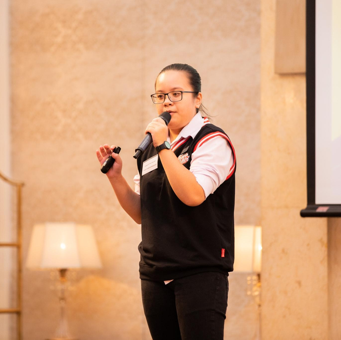 Phạm Vũ Thu Nguyệt thuyết trình về dự án nghiên cứu tại cuộc thi nghiên cứu khoa học.