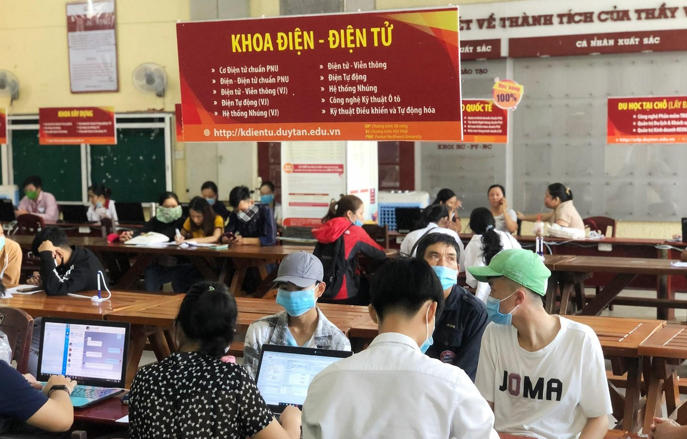 Sinh viên trường ĐH Duy Tân học tại trường trước thời điểm giãn cách xã hội.