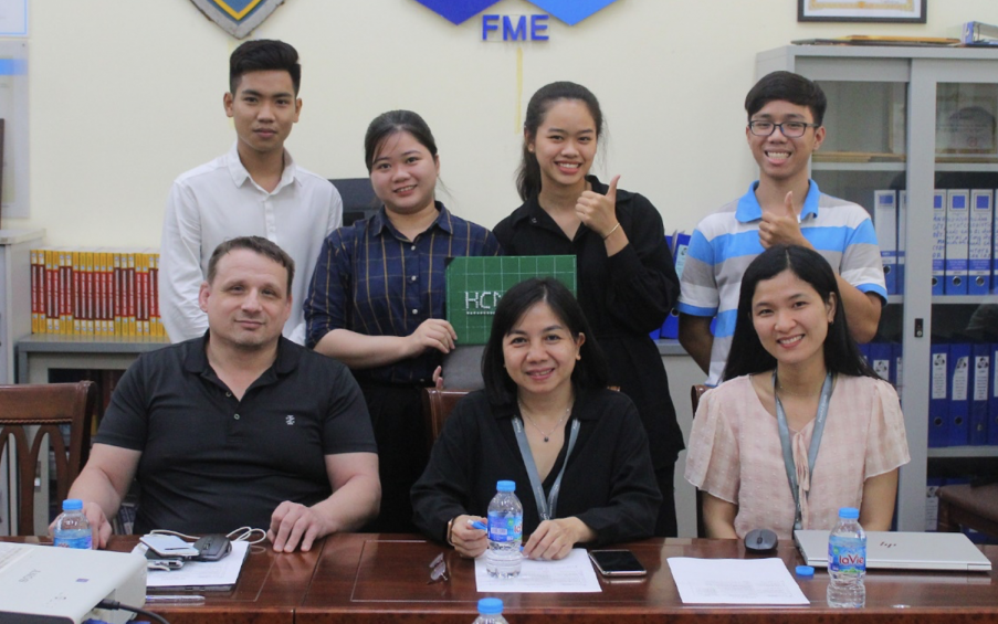 Nhóm BK TENG giới thiệu sản phẩm và công ty Techtronics Industries. Ảnh: IPTC Nhóm BK TENG giới thiệu sản phẩm và công ty Techtronics Industries. Ảnh: IPTC