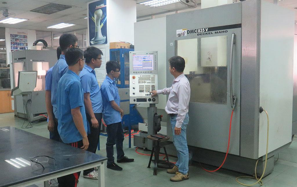 Sinh viên khoa Công nghệ Cơ khí trường ĐH Công nghiệp TP. HCM học thực hành.