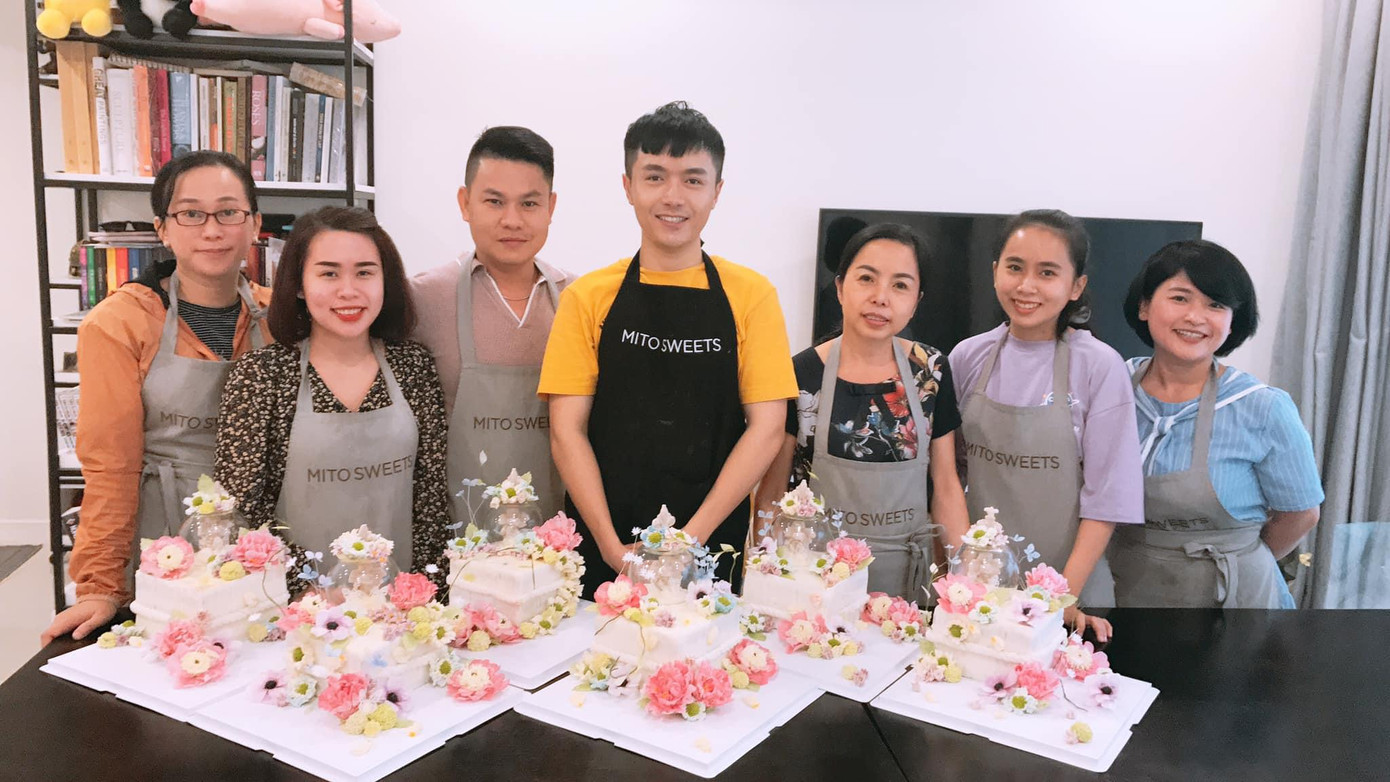 Rất nhiều bạn trẻ theo học các buổi hướng dẫn làm bánh của 'nam thần'.