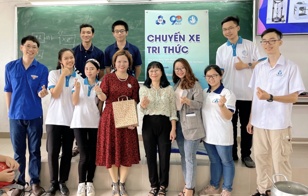 Nhóm tham gia giới thiệu nghiên cứu trong chương trình "Chuyến xe tri thức" của trường ĐH Bách khoa (ĐHQG TP. HCM). Ảnh: IPTC Nhóm tham gia giới thiệu nghiên cứu trong chương trình "Chuyến xe tri thức" của trường ĐH Bách khoa (ĐHQG TP. HCM). Ảnh: IPTC