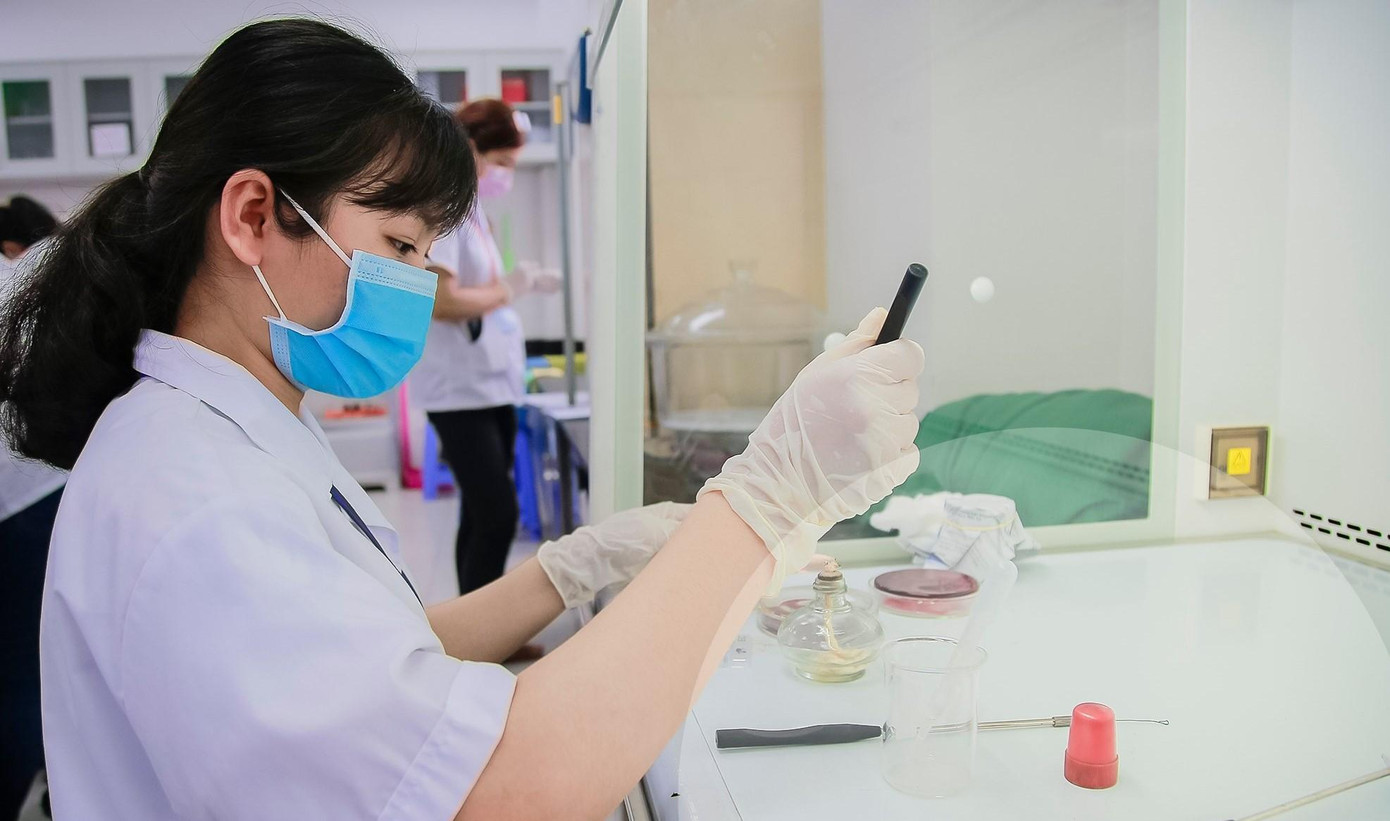 Sinh viên trường ĐH Công nghiệp Thực phẩm TP. HCM trong giờ thực hành.