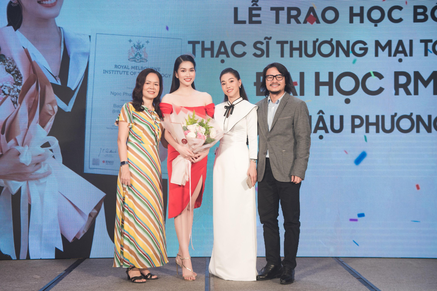 Mẹ Phương Anh đến chúc mừng con gái tại lễ trao học bổng. Mẹ Phương Anh đến chúc mừng con gái tại lễ trao học bổng.