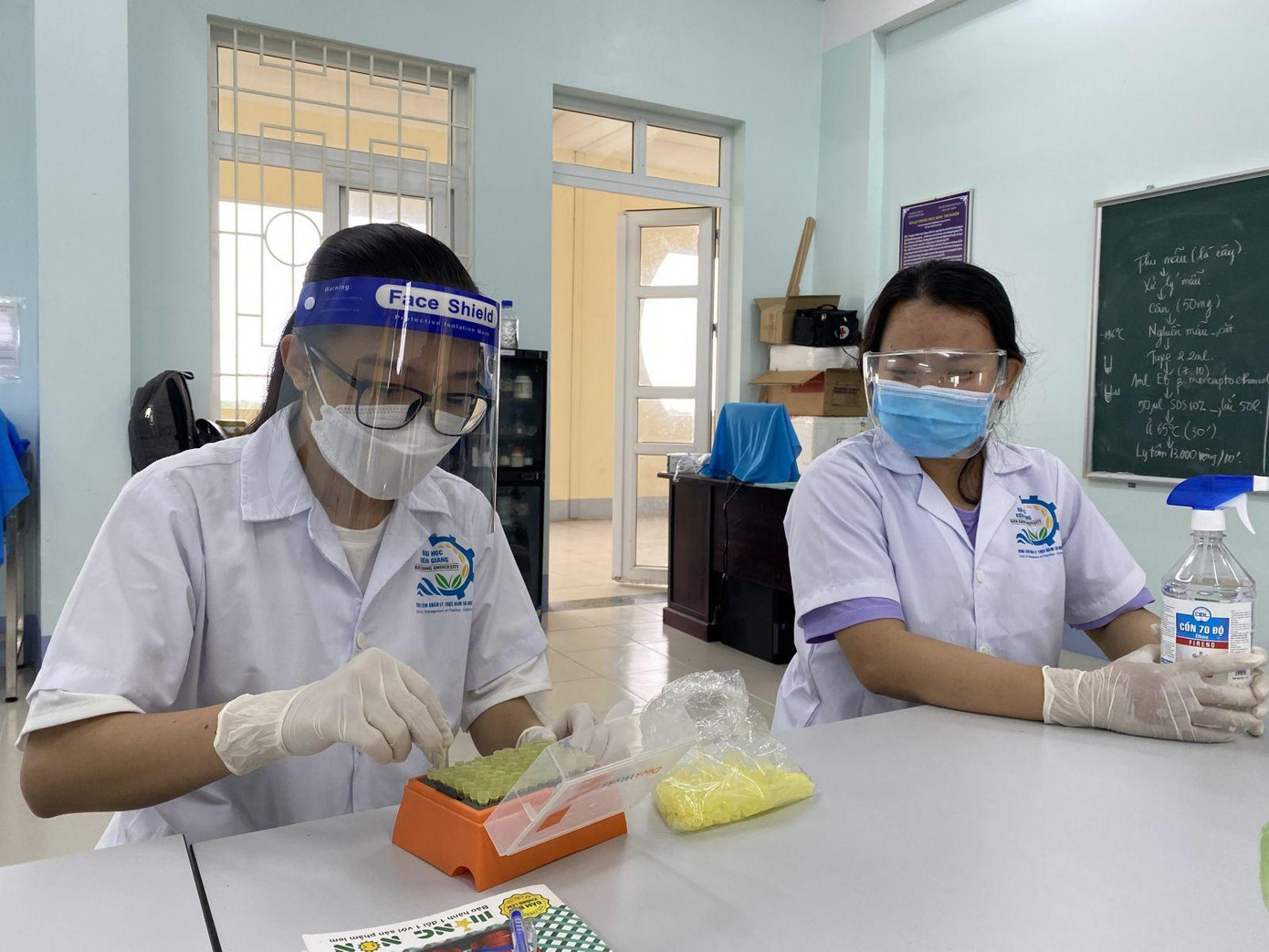 Sinh viên ngành Công nghệ Sinh học, trường ĐH Kiên Giang trong giờ thực hành. Ảnh: vnkgu