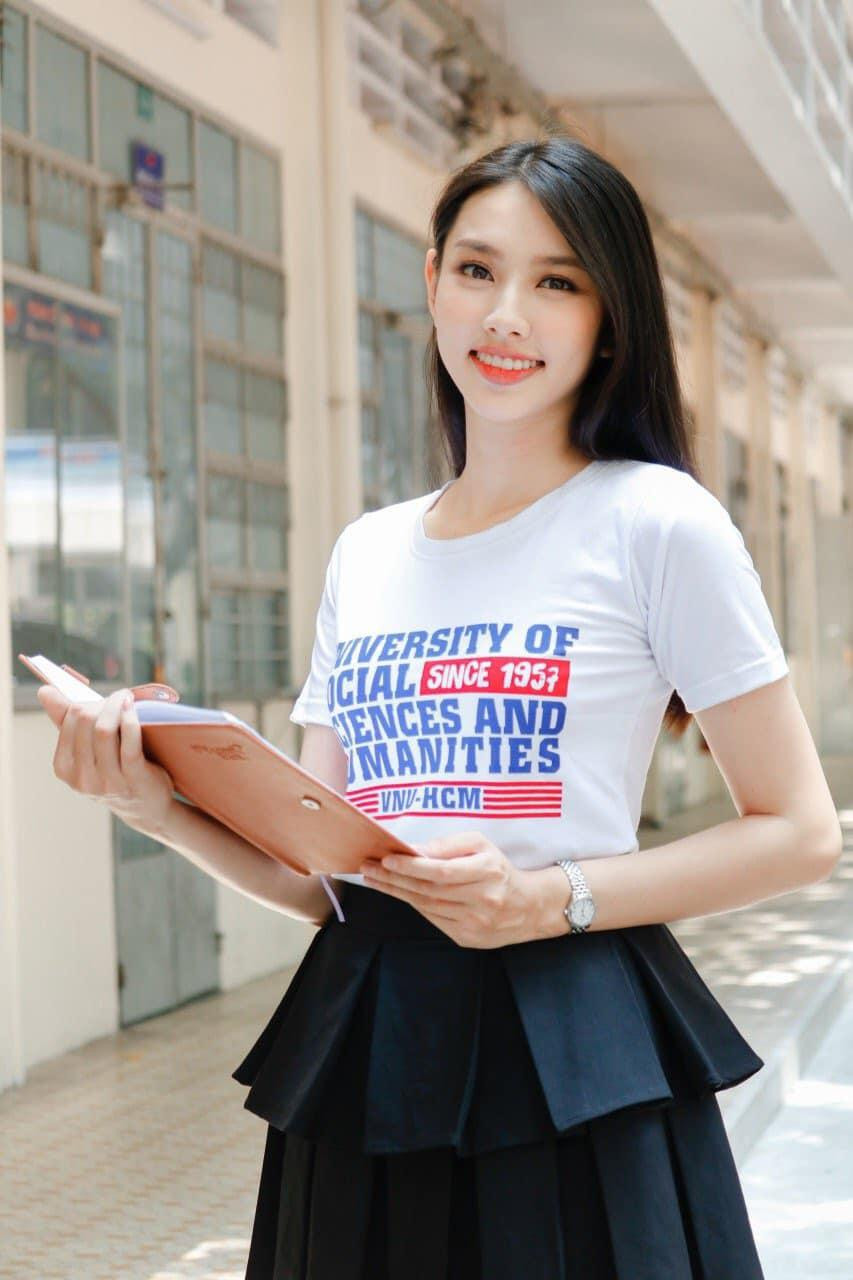 Thùy Tiên chụp ảnh cùng mẫu áo của trường ĐH KHXH&NV (ĐHQG TP. HCM). Ảnh: Ngọc Phượng Thùy Tiên chụp ảnh cùng mẫu áo của trường ĐH KHXH&NV (ĐHQG TP. HCM). Ảnh: Ngọc Phượng