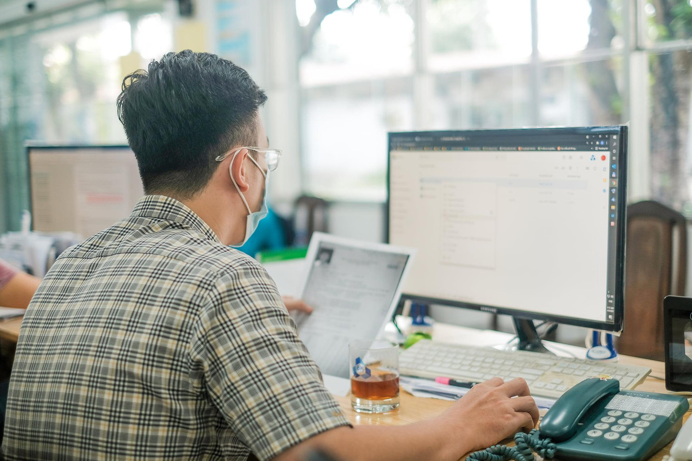 Hỗ trợ thí sinh hoàn tất thủ tục nhập học tại trường ĐH Bách khoa (ĐHQG TP. HCM).