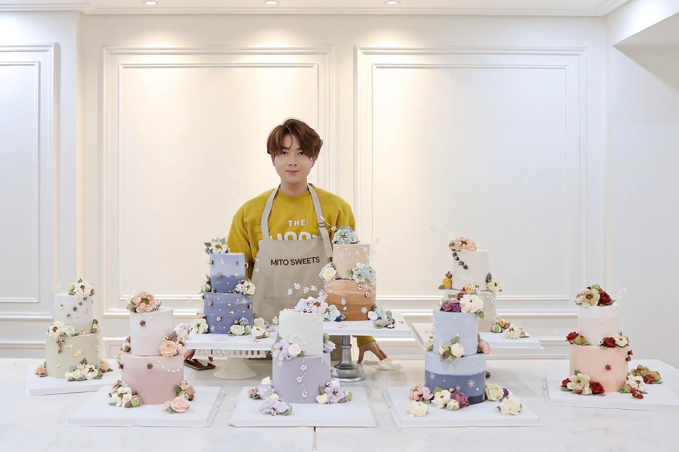 Thiết kế bánh đẹp, Hoàng Anh cũng nổi bật bởi ngoại hình bắt mắt.