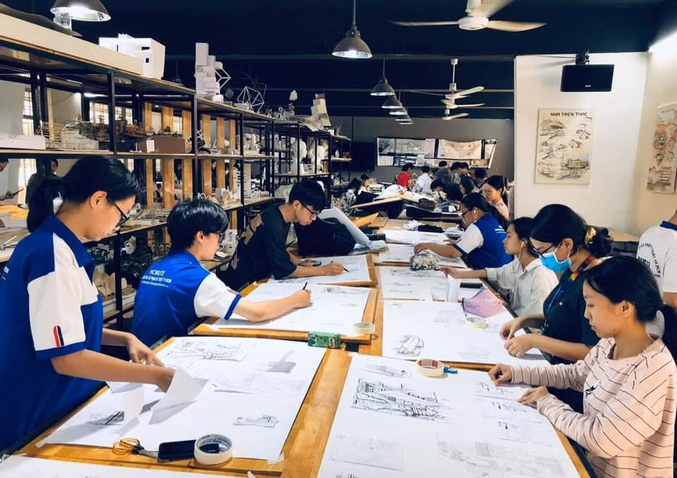 Sinh viên trường ĐH Sư phạm Kỹ thuật TP. HCM được học thực hành nếu tiêm đủ vắc xin.