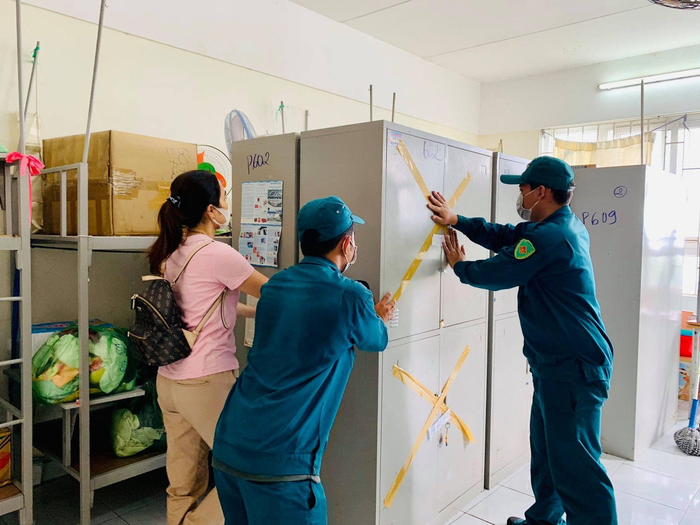 Thu dọn đồ đạc của sinh viên tại KTX ĐHQG TP. HCM để chuẩn bị mặt bằng thành lập Bệnh viện dã chiến số 1. Thu dọn đồ đạc của sinh viên tại KTX ĐHQG TP. HCM để chuẩn bị mặt bằng thành lập Bệnh viện dã chiến số 1.