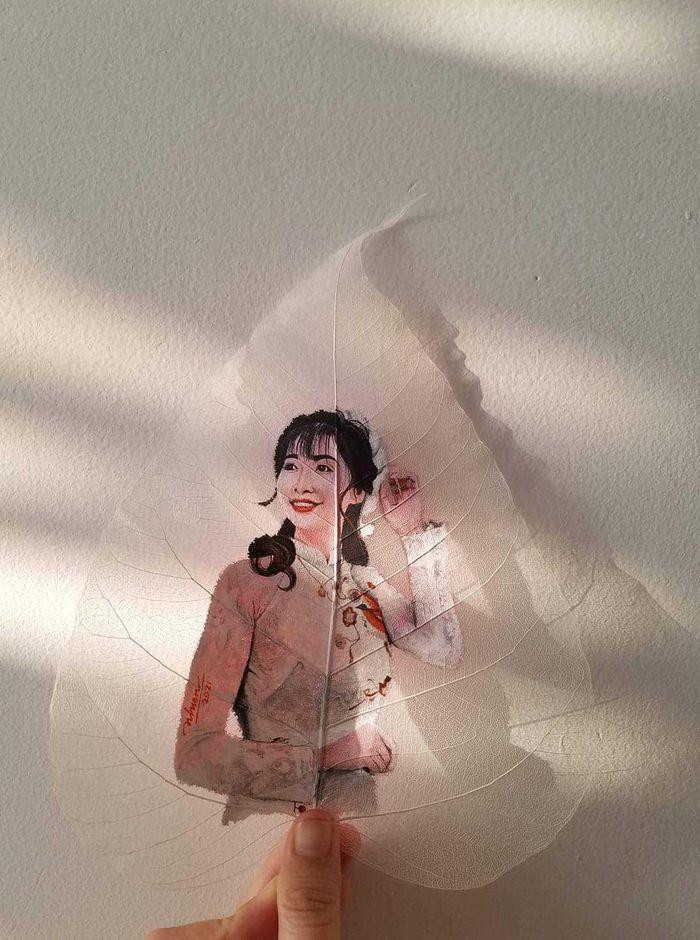 Tranh chân dung vẽ theo yêu cầu trên lá bồ đề.