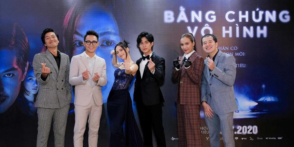 Đạo diễn Trịnh Đình Lê Minh (ngoài cùng bên phải) và các diễn viên phim "Bằng chứng vô hình".