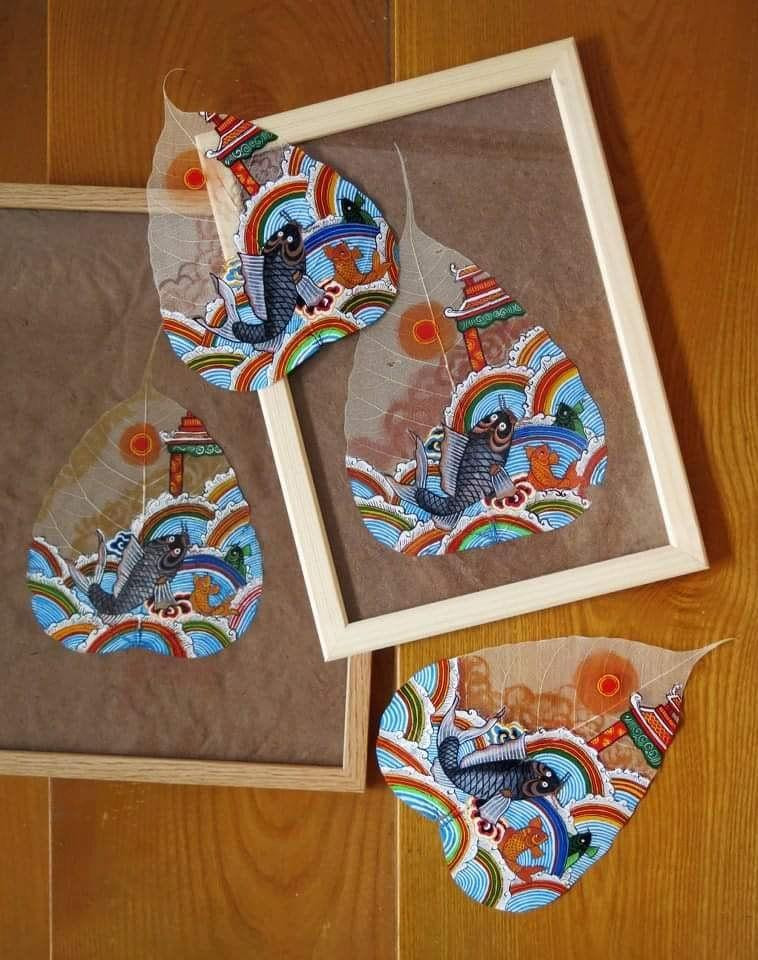 Tranh Cá chép trông trăng trên xương lá bồ đề.