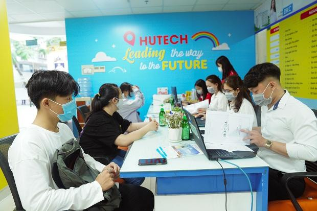Thí sinh nộp hồ sơ xét tuyển tại ĐH HUTECH. Thí sinh nộp hồ sơ xét tuyển tại ĐH HUTECH.