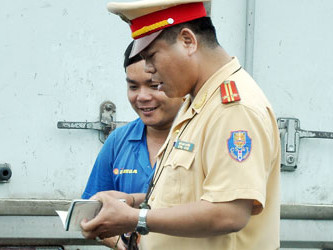 Trung tá Luyến đang kiểm tra xe trên quốc lộ 1A. Ảnh: PN