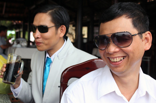 Cô dâu khuyết tật rạng ngời trong đám cưới tập thể ảnh 10