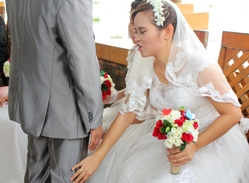 Cô dâu khuyết tật rạng ngời trong đám cưới tập thể ảnh 12