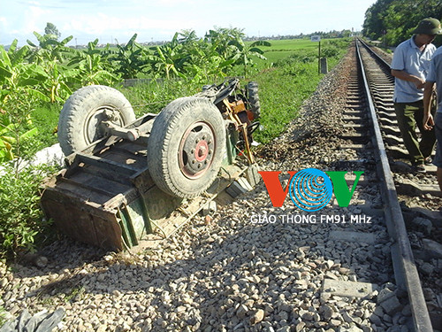 Bị tàu hỏa húc văng, xe công nông nát tươm ảnh 1