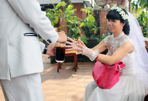 Cô dâu khuyết tật rạng ngời trong đám cưới tập thể ảnh 11