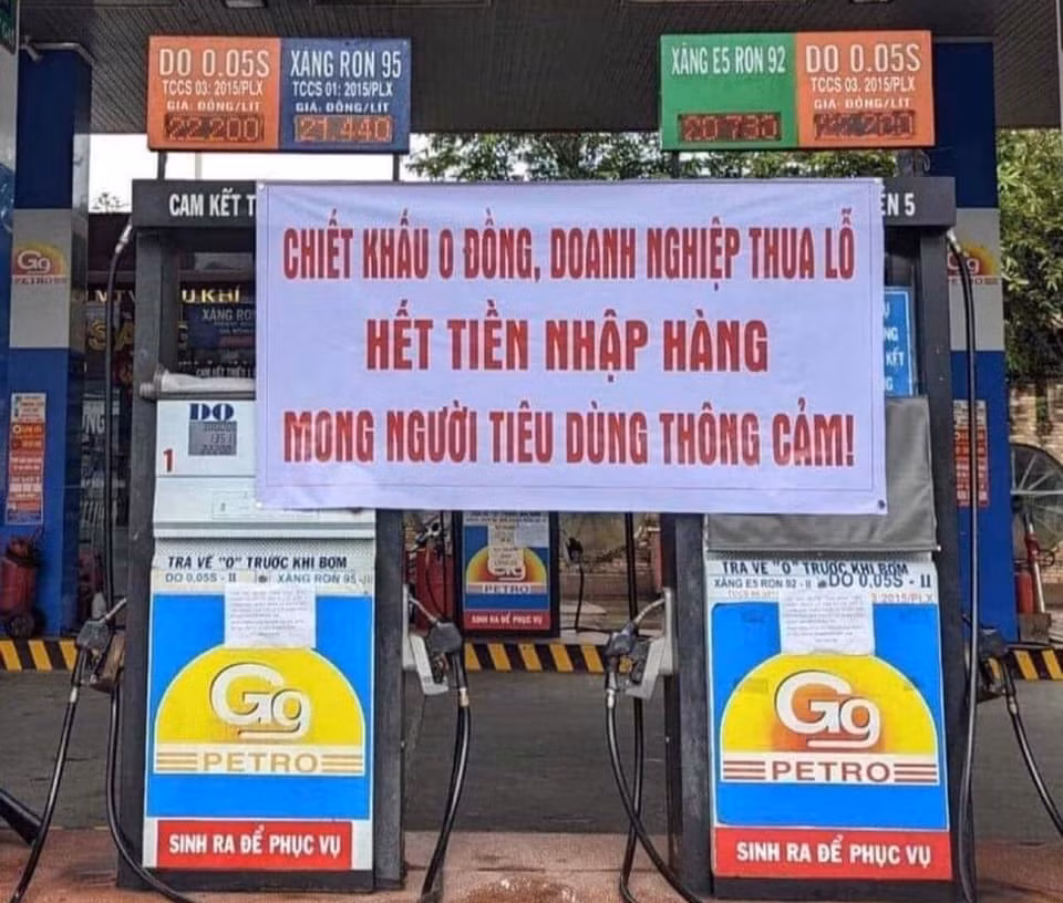 Có thời điểm gián đoạn thiếu xăng dầu khiến người dân khốn đốn. Ảnh minh họa