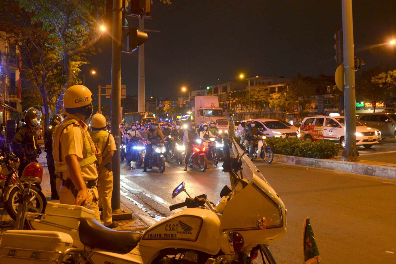 Lực lượng CSGT tổ chức kiểm tra nồng động cồn người tham gia giao thông. Ảnh minh họa: Hoàng Thuận. Lực lượng CSGT tổ chức kiểm tra nồng động cồn người tham gia giao thông. Ảnh minh họa: Hoàng Thuận.