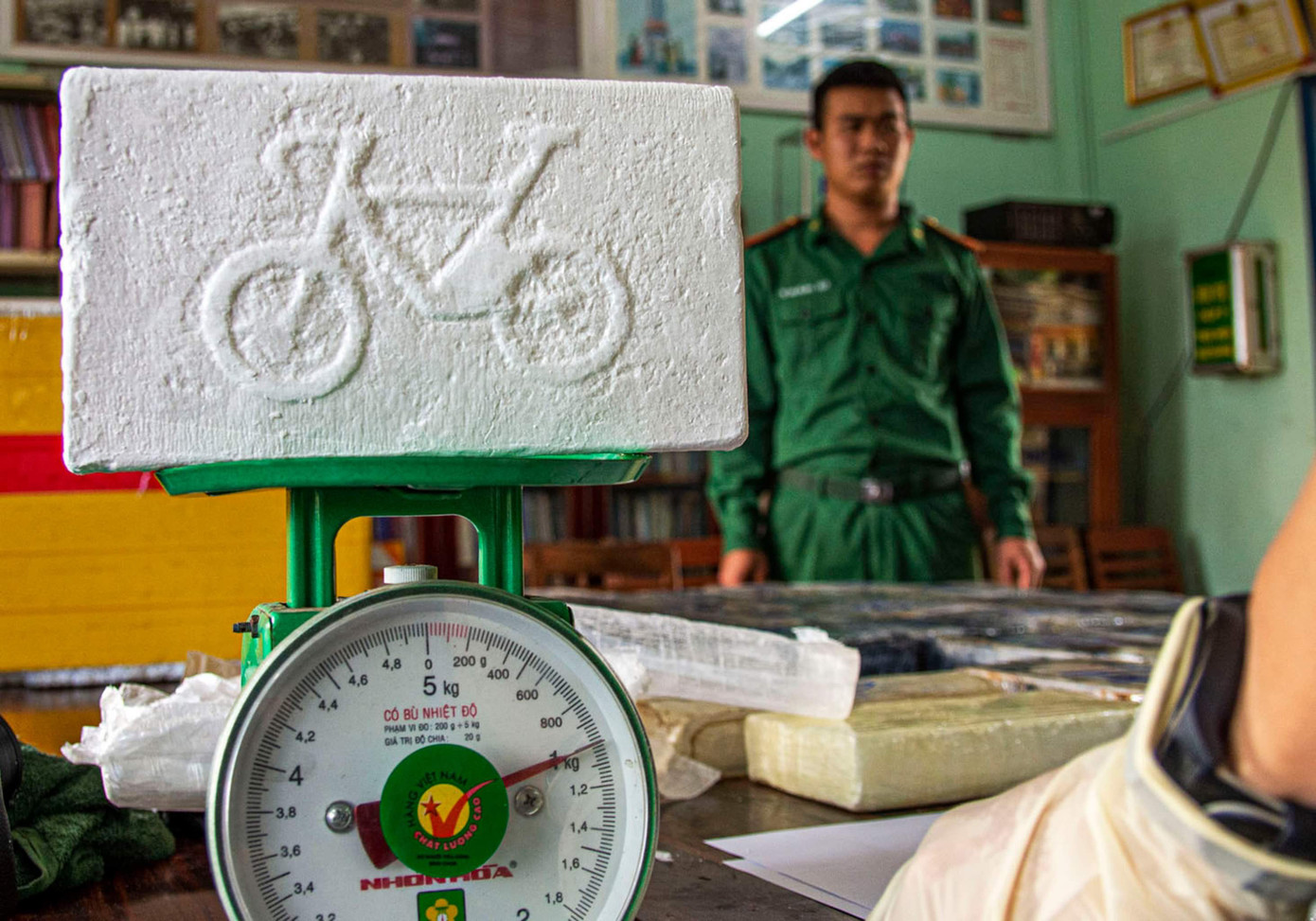 Lực lượng chức năng kiểm đếm tang vật. Lực lượng chức năng kiểm đếm tang vật.