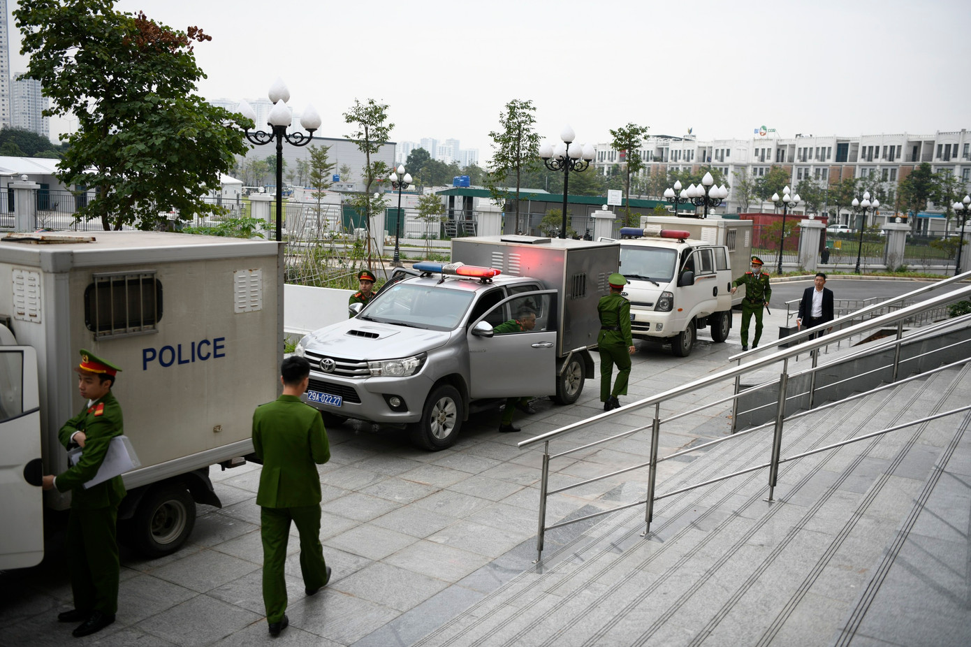 Đoàn xe áp giải các bị cáo đến tòa sáng nay (4/1). Ảnh Như Ý