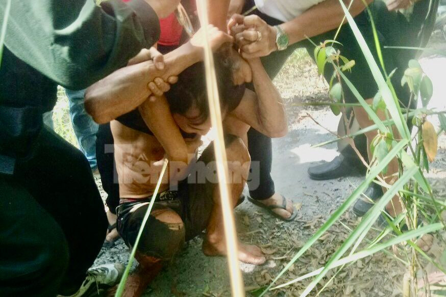 Khi bị cảnh sát vây ráp, khống chế, đối tượng đã chống trả quyết liệt, song đã phải tra tay vào còng số 8.