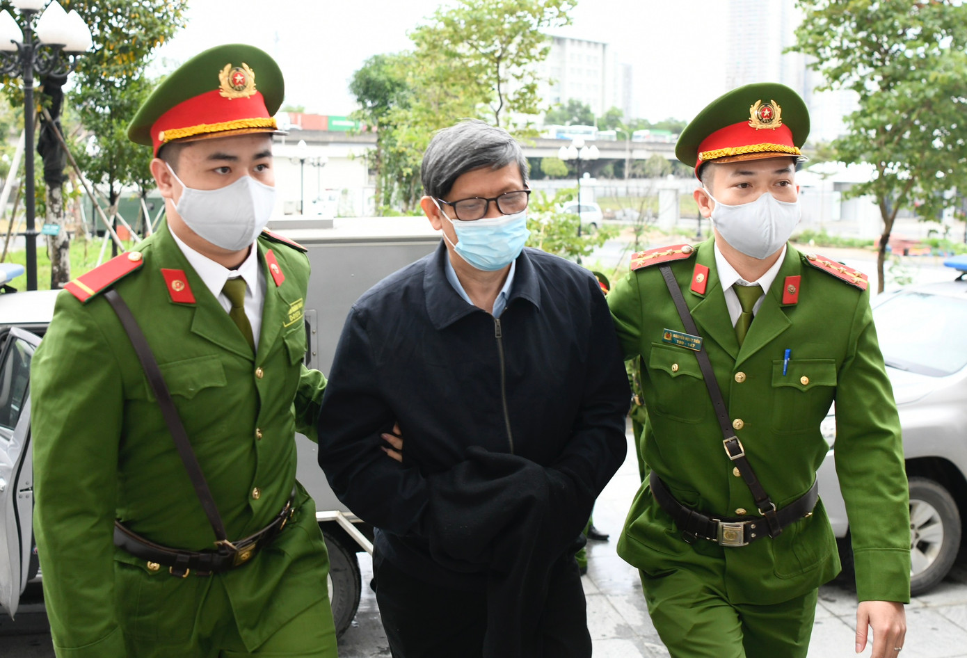 Bị cáo Nguyễn Thanh Long xuất hiện với mái tóc bạc trắng sau một thời gian bị tạm giam. Ảnh: Như Ý