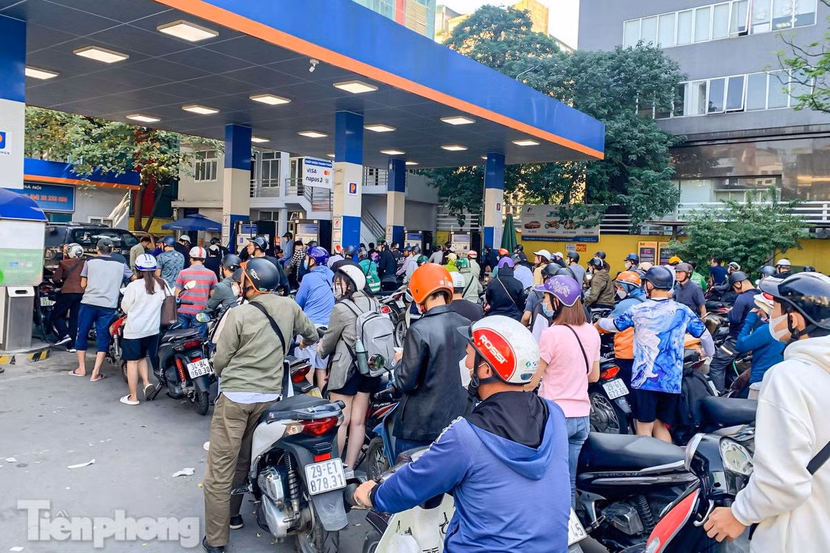 Hình ảnh đông nghẹt tại cây xăng trên phố Tây Sơn (Hà Nội) vào năm 2022, thời điểm nhiều nơi cây xăng đóng cửa. Hình ảnh đông nghẹt tại cây xăng trên phố Tây Sơn (Hà Nội) vào năm 2022, thời điểm nhiều nơi cây xăng đóng cửa.