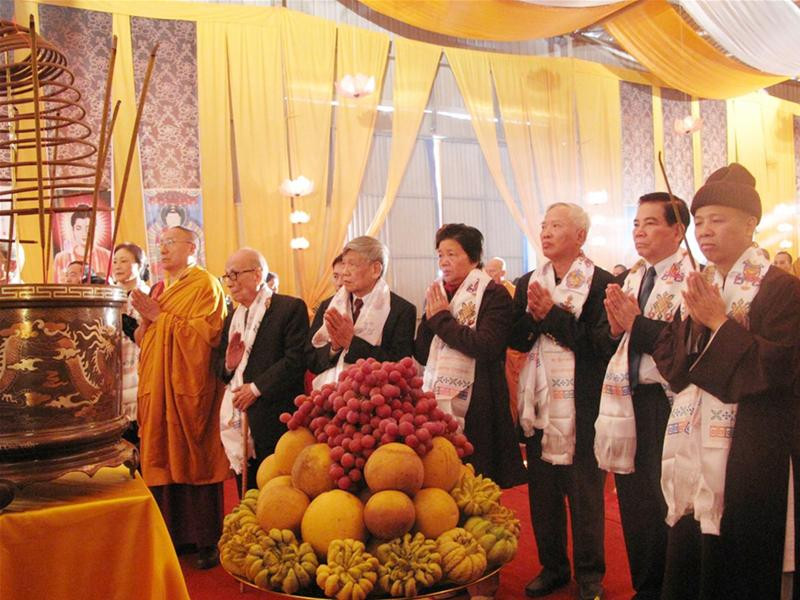 Các nhà sư làm lễ trước khi chính thức bắt đầu Đại lễ khởi công chế tác Phật ngọc Nguyên Tổng Bí thư Lê Khả Phiêu, Chủ tịch nước Nguyễn Minh Triết; nguyên Phó Thủ tướng Vũ Khoan và các đại biểu làm lễ trước khi chính thức bắt đầu Đại lễ Chủ tịch nước Nguyễn Minh Triết tham gia lễ phóng sinh chim bồ câu Một Phật tử tham gia thả chim bồ câu Bức tượng Phật ngọc sau khi hoàn thành sẽ nặng gần 20 tấn Đua nhau chụp ảnh tượng Phật và khối ngọc