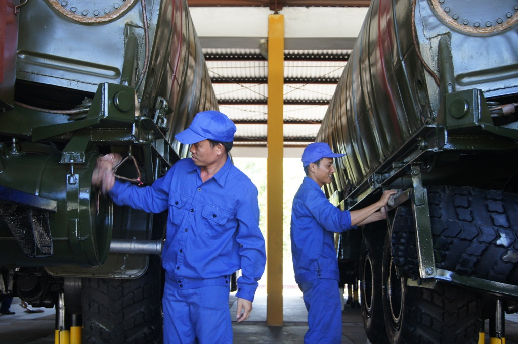  Bảo dưỡng xe chở bộ phà PMP dùng bắc cầu phao