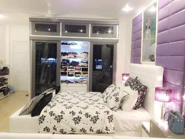 Bộ ra trải giường được cô mua tận bên Mỹ với họa tiết đơn giản nhưng hòa hợp với màu sắc của căn phòng