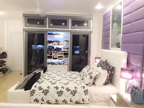 Bộ ra trải giường được cô mua tận bên Mỹ với họa tiết đơn giản nhưng hòa hợp với màu sắc của căn phòng