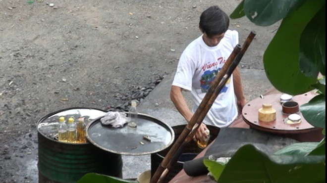 Đang pha chế xăng dầu 