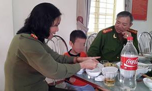 Cháu Đinh Văn Tr bị bố bỏ quên tại cây xăng được Công an đưa về chăm sóc. Cháu Đinh Văn Tr bị bố bỏ quên tại cây xăng được Công an đưa về chăm sóc