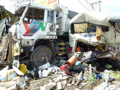 Chiếc xe ben lao vào hàng bán rau củ quả và bánh mỳ