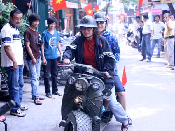 Hai người phụ nữ, một ở thành phố Đà Lạt (Lâm Đồng, một ở thành phố Đà Nẵng, đã đồng hành cùng chiếc xe vespa hàng tuần nay trên đường về thủ đô mừng ngày Quốc Khánh