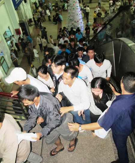 Người dân đổ về kín nhà ga Sài Gòn