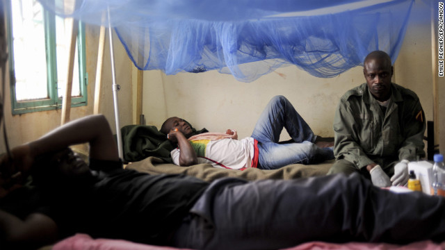 Binh sỹ Mali bị thương nằm nghỉ ở Polyclinique, Kati hôm chủ nhật, 27-1