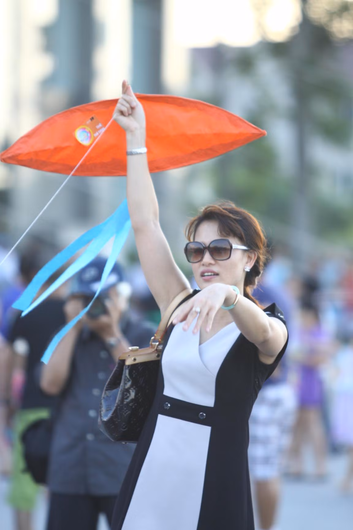 Một chiếc diều cổ truyền đơn giản cũng là niềm hứng khởi của mọi thành viên trong gia đình 