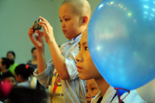 Đôi lúc, các em cố nhướng đôi mắt như những đốm lửa nhỏ nhoi của hy vọng và sự sống