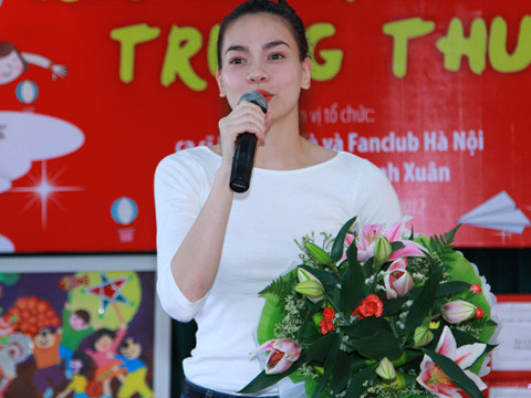 Ngày hôm qua, 29-9, Hồ Ngọc Hà và các bạn trong fan club Hà Nội của cô đã cùng nhau tới chung vui tết Trung thu với các em nhỏ ở làng Hòa Bình, Thanh Xuân, Hà Nội