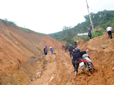 Đường đi vào khu vực sạt lở vô cùng lầy lội