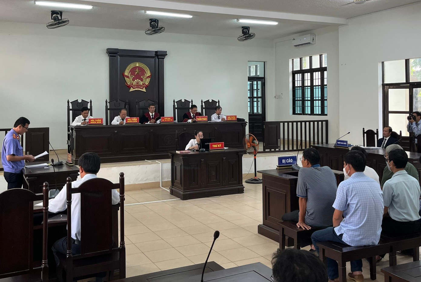 Đại diện Viện KSND tỉnh Ninh Thuận đọc bản cáo trạng tại toà. Ảnh L.H