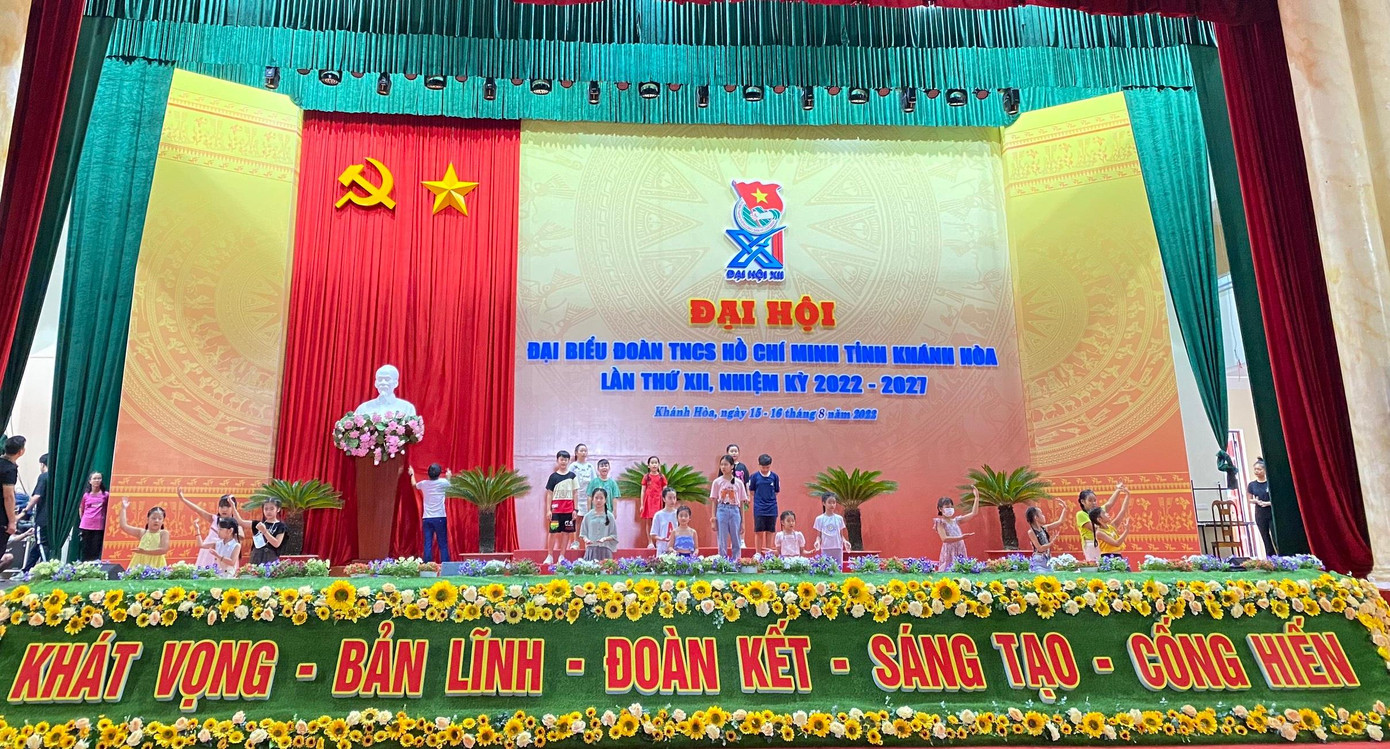 Các em thiếu nhi tỉnh Khánh Hoà tập luyện văn nghệ biểu diễn tại Đại hội. Ảnh BÍCH NGỌC.