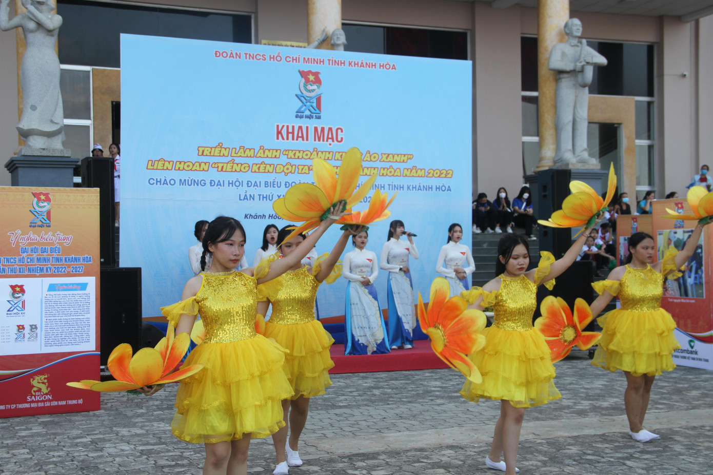 Các em thiếu nhi tỉnh Khánh Hoà biểu diễn văn nghệ tại triển lãm. Ảnh T.H